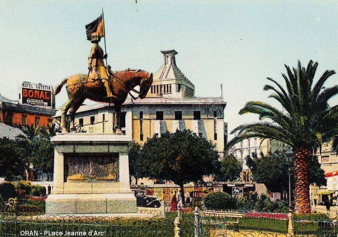 CA c- 23- Place du Sacre-Coeur et statue Jeanne d' Arc.jpg